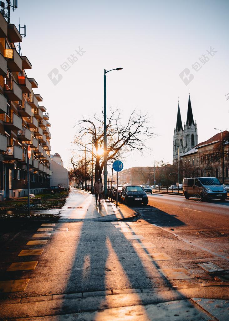 汽车 车 小汽车 轿车 跑车  城市 都市 时尚 现代化 冬季 冬天 新年 树木 丛林 森林 男士 男性 男人