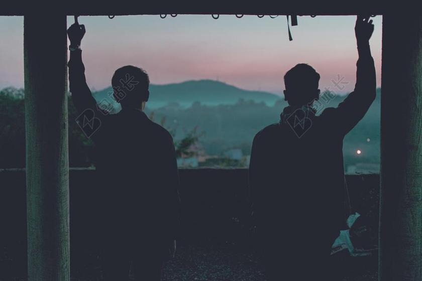 窗边的男人背影背景图片