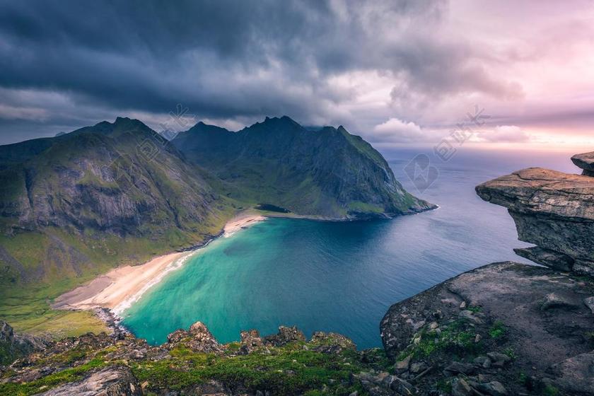 风景 风光 美景 田园 山水  丽人 优雅 美丽 漂亮 女孩 女人 女性 山 山峰 顶峰 景色 冒险 探险 远足 度假 旅游 休闲 挑战 极限 旅行 旅游 行程 度假 休闲 度假 假日  沙滩 海滩 海 海水 大海 云 云朵 天空  雨 下雨 惬意