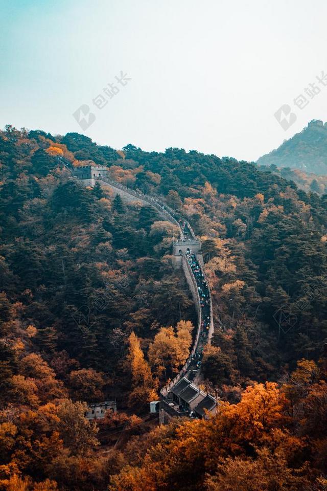 风景 风光 美景 田园 山水 山 山峰 顶峰 景色  美女 丽人 优雅 美丽 漂亮 女孩 女人 女性 墙 围墙 表面 隔阂 背景  树木 丛林 森林  秋天 秋日 树 树木 树林 森林 中国 文化 东方 亚洲 山 山峦 山峰