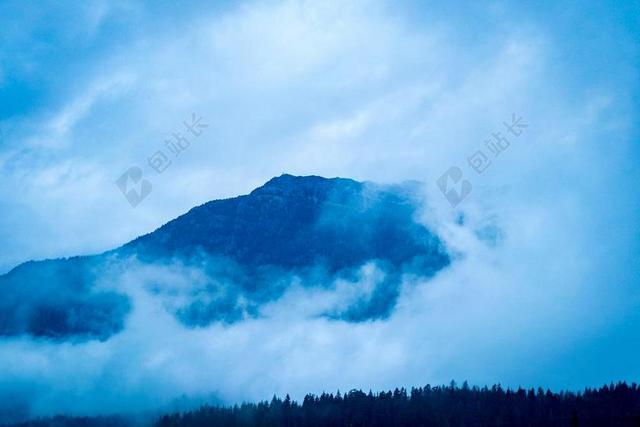 风景 风光 美景 田园 山水 山 山峰 顶峰 景色 树木 丛林 森林 自然 环境  秋天 秋日 云 云朵 天空 树 树木 树林 森林 加拿大 城市 城市生活 现代化