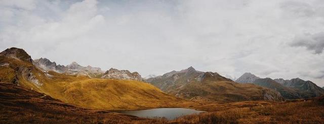 风景 风光 美景 田园 山水 地球 泥土 草地 操场  山 山峰 顶峰 景色 旅行 旅游 行程 度假 休闲 度假 假日 冒险 探险 远足 度假 旅游 休闲 挑战 极限运动 母亲 母爱 草地 草坪 草丛 树木 丛林 森林 自然 环境 云 云朵 天空  山 山峦 山峰