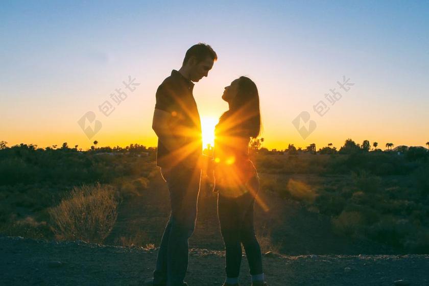 风景 风光 美景 田园 山水 日落 夕阳 太阳 爱情 恋爱 恋人 情人 情侣 浪漫 情侣 伴侣 爱情 草地 草坪 草丛 可爱的 人物 人群 风土人情 男士 男性 男人 女性 女士 美丽 女人 一个女人