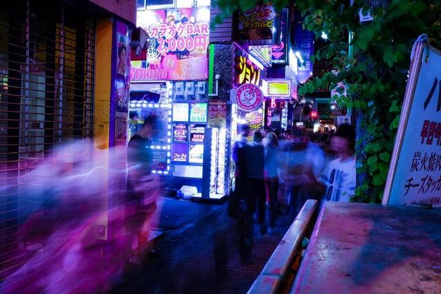 日本热闹的小巷背景图片