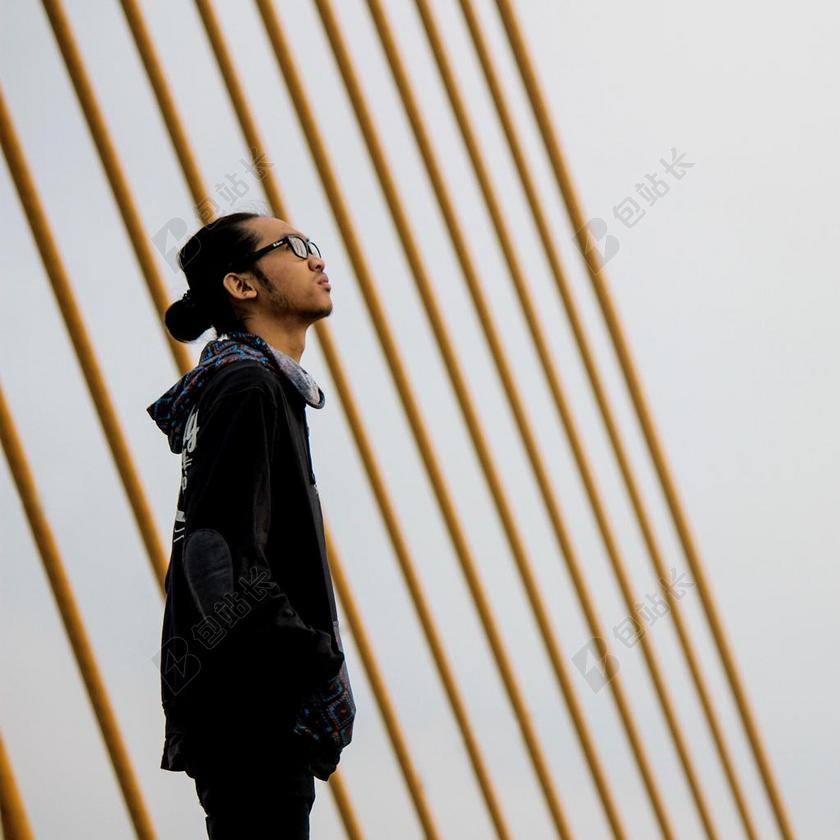 戴眼镜的黑衣男人背景图片
