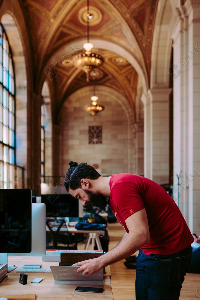 商务 商人 电子商务 股票交易所 业务 工作 工作中 工作 办公室 会议 职场 职业 工作 办公室 职场 办公室 工作室 工作 职场 笔记本电脑 笔记本 MACBOOK APPLE 苹果 成功 成就 成绩 胜利 商务 职场 团队 团队建设 队伍 协同  手 手势 握手 击掌 胜利 创意 艺术 个性 室内 室内装修 装潢 艺术设计 家装 肖像 人物特写 画像 计算机 电脑 信息科技 学校 学院 书 书籍 阅读 全身像 自然 环境 人物 人群 风土人情  加拿大 城市 城市生活 现代化 工作 职业 职场 商务