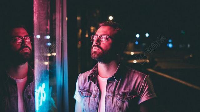 玻璃橱窗前的男人背景图片