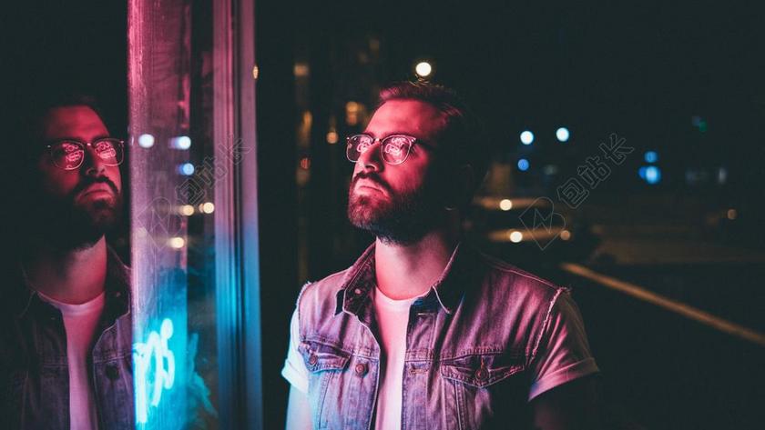 玻璃橱窗前的男人背景图片