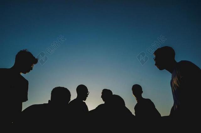 蓝黑人群创意夜幕下的人群影子人群聚会背景图片