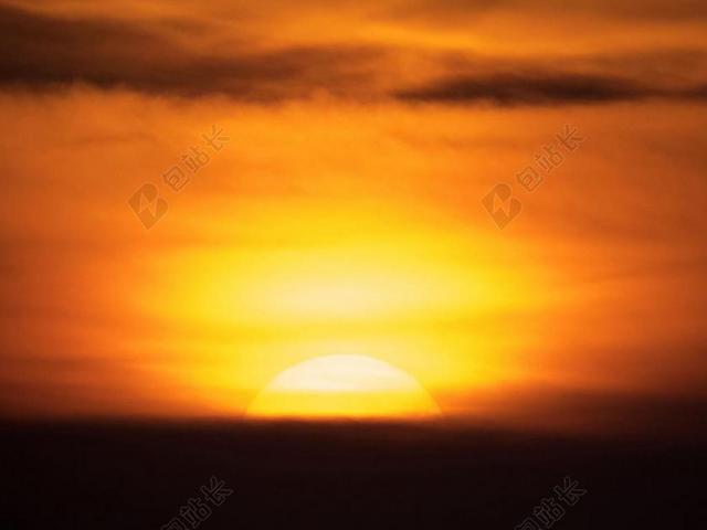 傍晚金色的夕阳背景图片