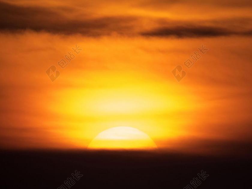 傍晚金色的夕阳背景图片