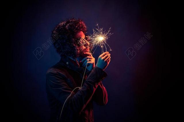摄影时尚手拿烟花欣赏的人背景图片