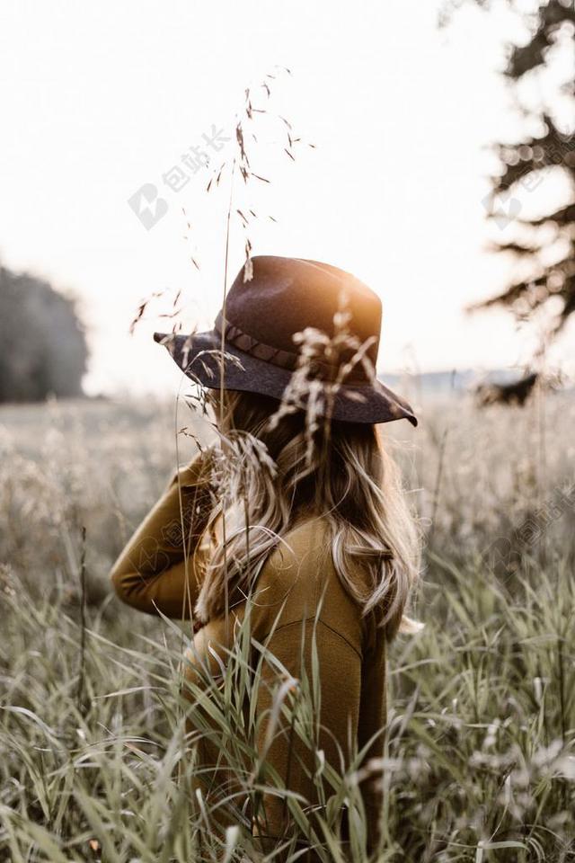人物性感草丛间的女孩户外摄影背景图片
