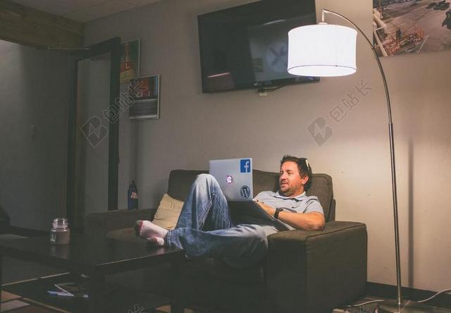 工作中 工作 办公室 会议 职场 笔记本电脑 笔记本 MACBOOK APPLE 苹果 灯光 光线 激光 打火机 房子 房间 住宅  桌子 台子 书桌 办公 放松 休闲 咖啡 咖啡厅 计算机 电脑 信息科技 肖像 人物特写 画像 全身像 自然 环境 工作 职业 职场 商务
