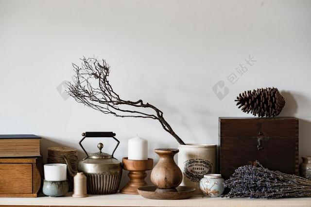 桌子上的水壶和蜡烛和工艺品背景图片