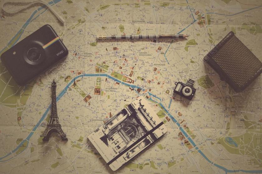 地图上的相机和本子背景图片