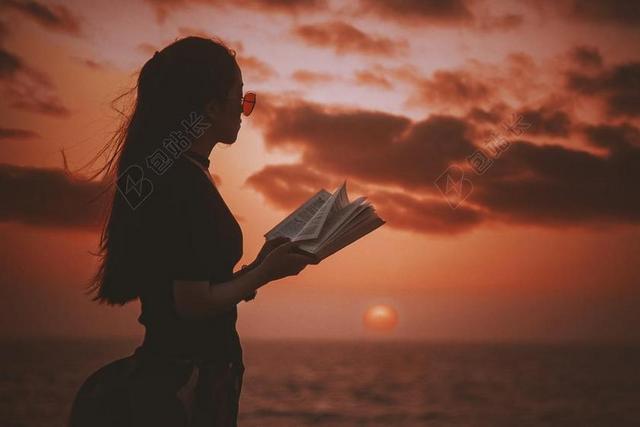 摄影时尚岸边阅读的女性背景图片