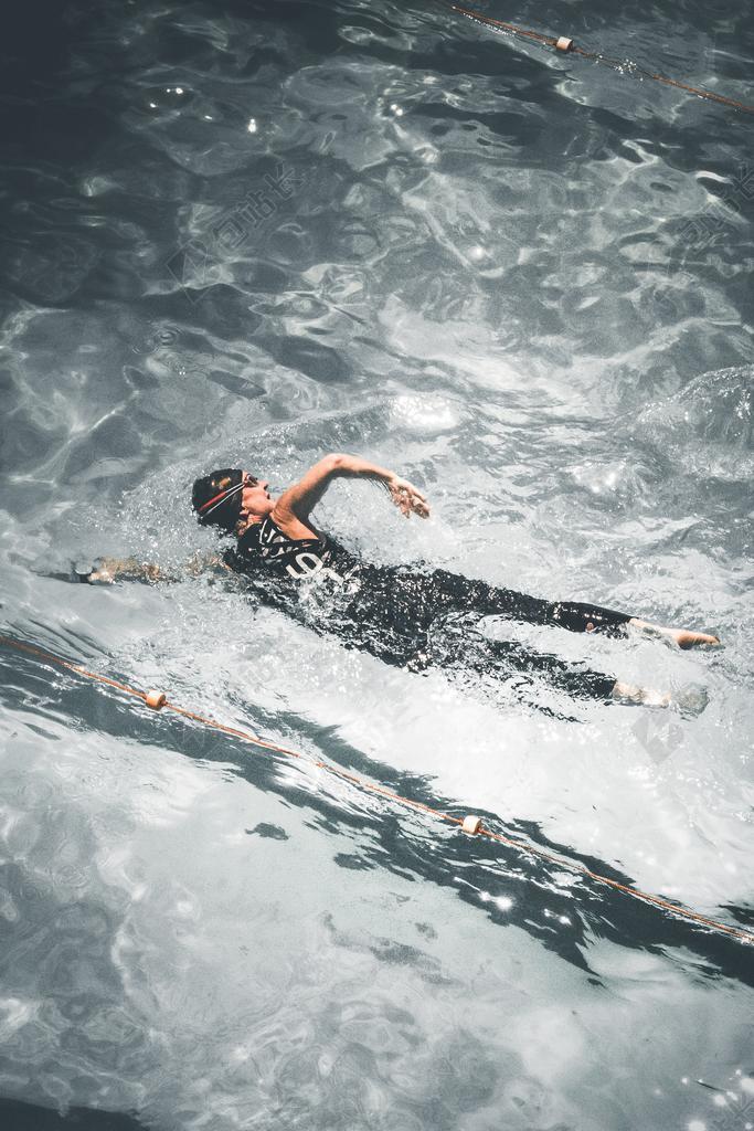 水光色体育唯美人在游泳水中背景图片