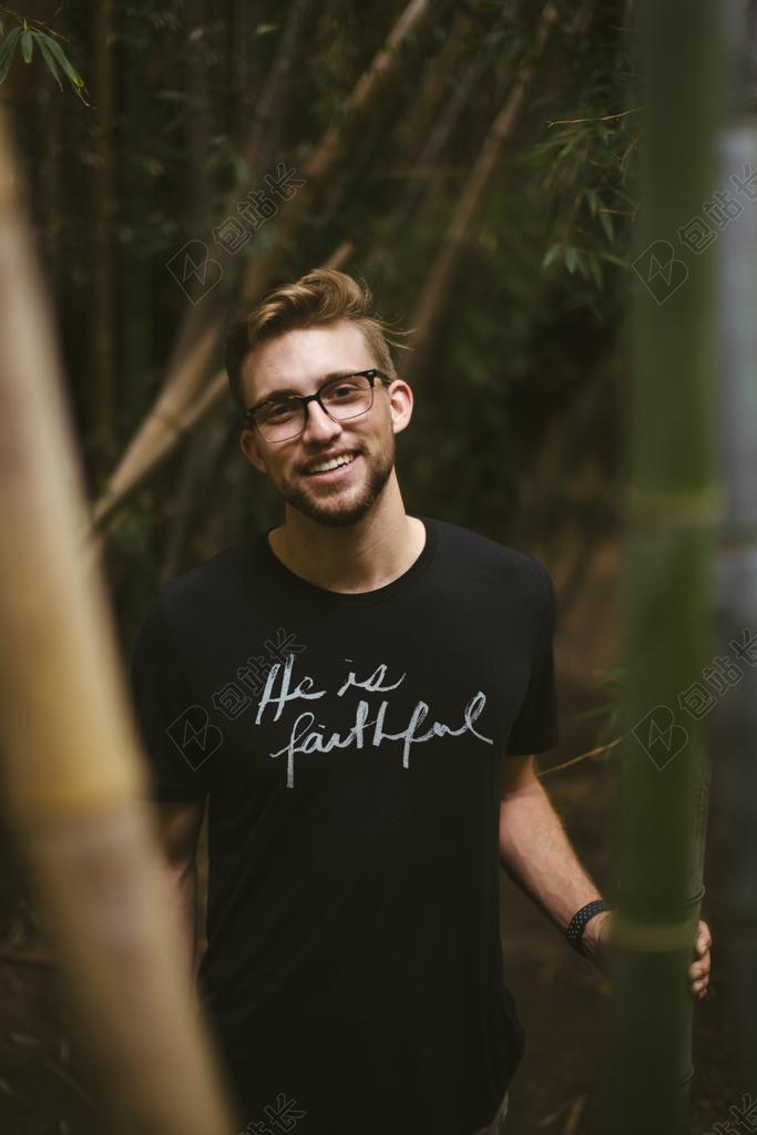 会议 会晤 见面 约会 遇见 商务   丽人 优雅 美丽 漂亮 女孩 女人 女性 营销 推广 商务 市场 策划 商场 店铺 商家 购物 爱情 恋爱 恋人 情人 情侣 浪漫  微笑 莞尔一笑 甜蜜  厅 馆 树木 丛林 森林 全身像  可爱的  自然 环境  树 树木 树林 森林 工作 职业 职场 商务 男士 男性 男人