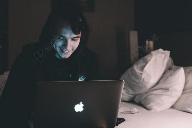笔记本电脑 笔记本 MACBOOK APPLE 苹果  夜晚 晚上 黑夜 黑暗 灯光 霓虹灯 墙 围墙 表面 隔阂 背景 灯光 光线 激光 打火机 房间 卧室 家 休闲 家居 床 卧室 寝室  幸福 快乐 高兴 家庭 甜蜜 睡觉 梦乡 做梦 卧室 计算机 电脑 信息科技 音乐 音乐会 演唱会 工作 职业 职场 商务