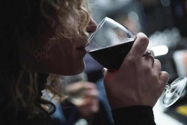 喝啤酒的卷发女人背景图片