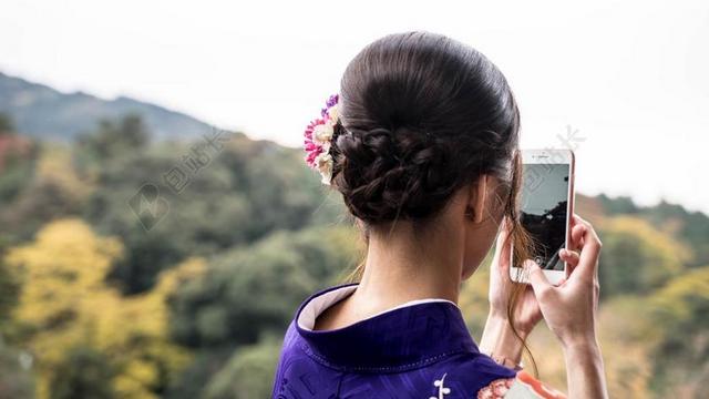 拍照的日本女人背景图片