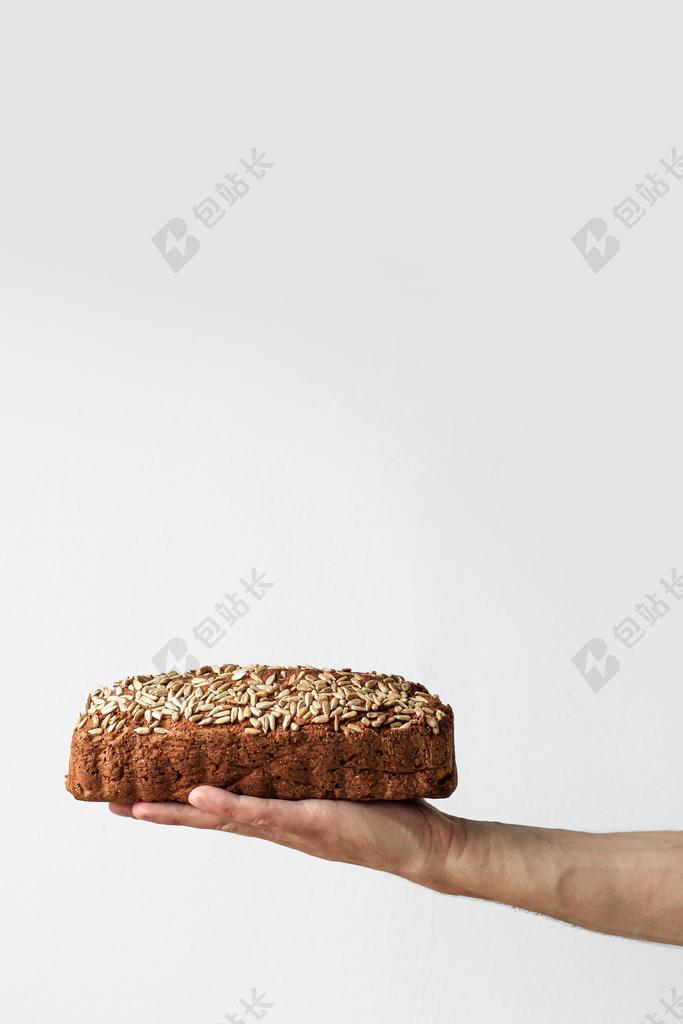 手上的棕色面包背景图片