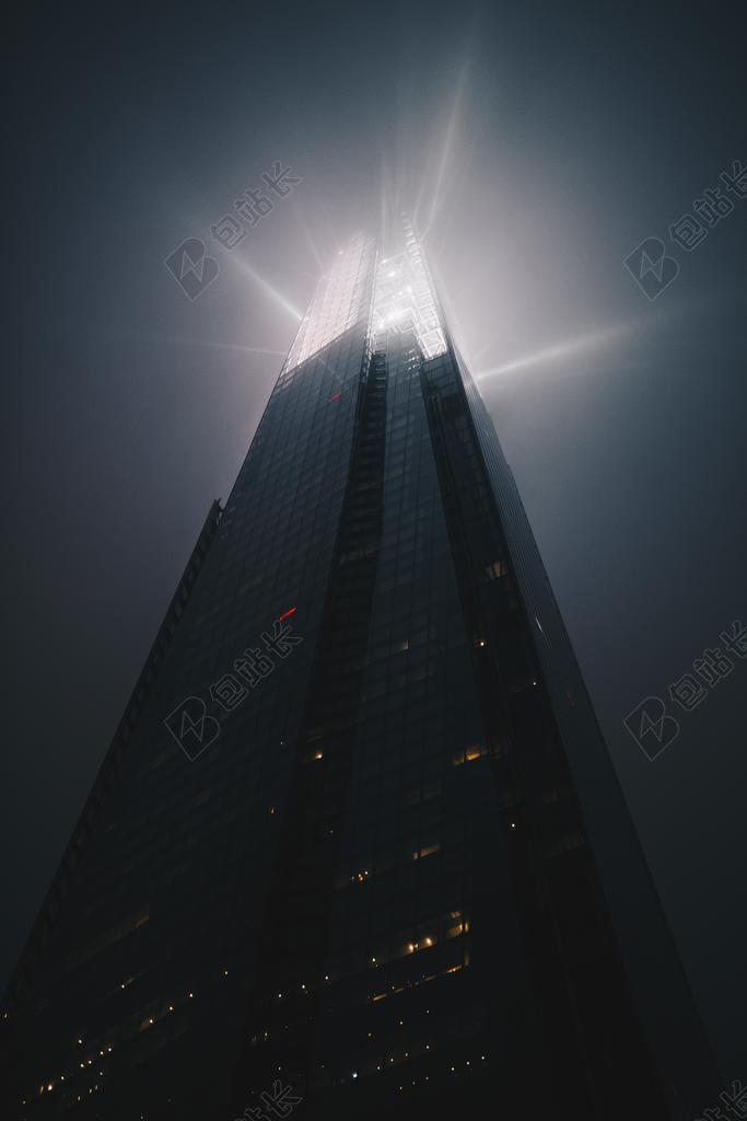 黑色的高楼和白色的阳光背景图片