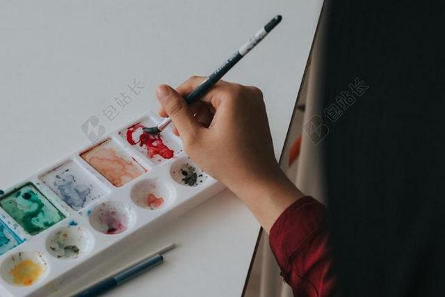 彩色的颜料板和女人背景图片
