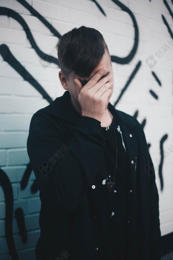 手 手势 握手 击掌 胜利 城市 都市 时尚 现代化   时尚 流行 个性 城市 伤心 悲伤 忧郁 忧伤 全身像 男士 男性 男人 黑色 暗色 黑白 昏暗