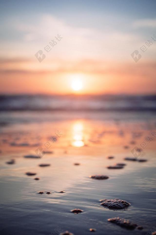 清晨金色的太阳和海滩背景图片