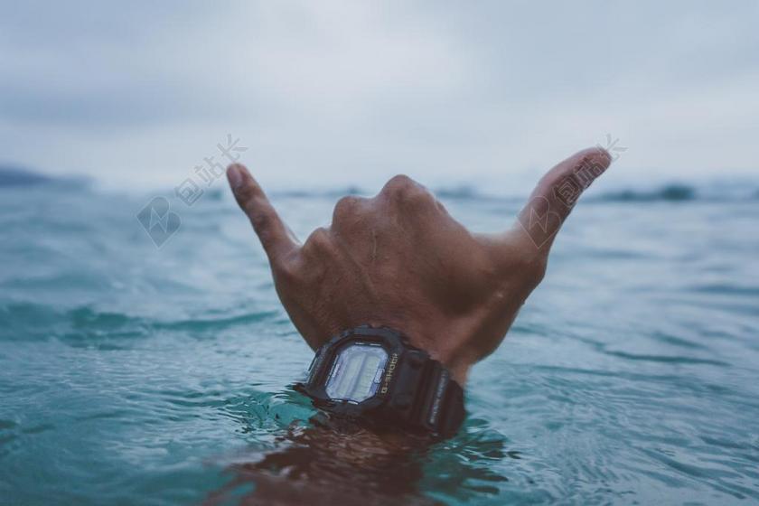 手 手势 握手 击掌 胜利 爱情 恋爱 恋人 情人 情侣 浪漫 朋友 友谊 友情 沙滩 海滩 手表 腕表 时间 观察 海 海水 大海 雨 下雨 惬意 人物 人群 风土人情