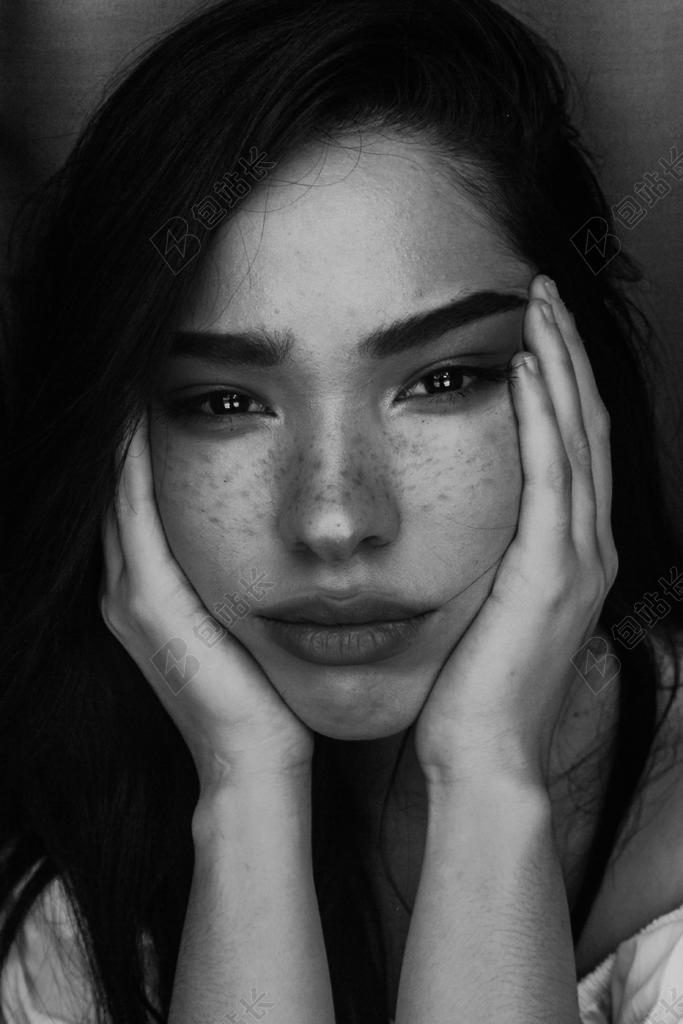 手 手势 握手 击掌 胜利 美女 丽人 优雅 美丽 漂亮 女孩 女人 女性 时尚 流行 个性 城市 爱情 恋爱 恋人 情人 情侣 浪漫 旅行 旅游 行程 度假 休闲 度假 假日 肖像 人物特写 画像 女孩 少女 姑娘 美丽 音乐 音乐会 演唱会 秋天 秋日 全身像 可爱的  一个女人 黑色 暗色 黑白 昏暗 女性 女士 美丽 女人