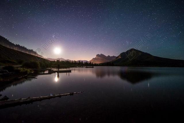 星空 星星 闪光 明星  夜晚 晚上 黑夜 黑暗 灯光 霓虹灯 美女 丽人 优雅 美丽 漂亮 女孩 女人 女性 山 山峰 顶峰 景色 冬季 冬天 新年 夏日 夏季 热情  天空 自然 环境 雨 下雨 惬意 加拿大 城市 城市生活 现代化  山 山峦 山峰