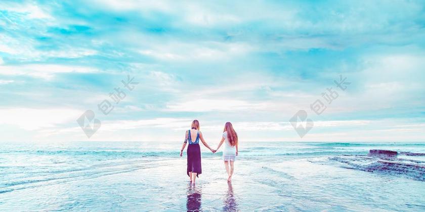 手 手势 握手 击掌 胜利 朋友 友谊 友情 情侣 伴侣 爱情 天空 海 海水 大海 可爱的 人物 人群 风土人情   一个女人 女性 女士 美丽 女人