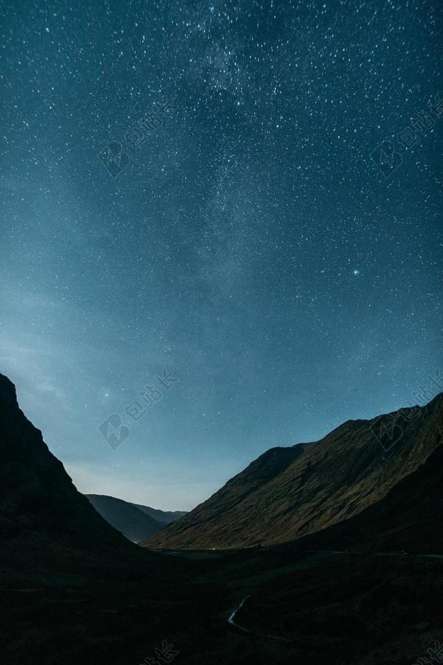星空 星星 闪光 明星          星空 太空 空间  风景 风光 美景 田园 山水   夜晚 晚上 黑夜 黑暗 灯光 霓虹灯 山 山峰 顶峰 景色 墙 围墙 表面 隔阂 背景  旅行 旅游 行程 度假 休闲 度假 假日 冒险 探险 远足 度假 旅游 休闲 挑战 极限运动  天空 自然 环境 山 山峦 山峰