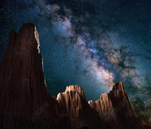 夜晚黄色的山峰和星空背景图片