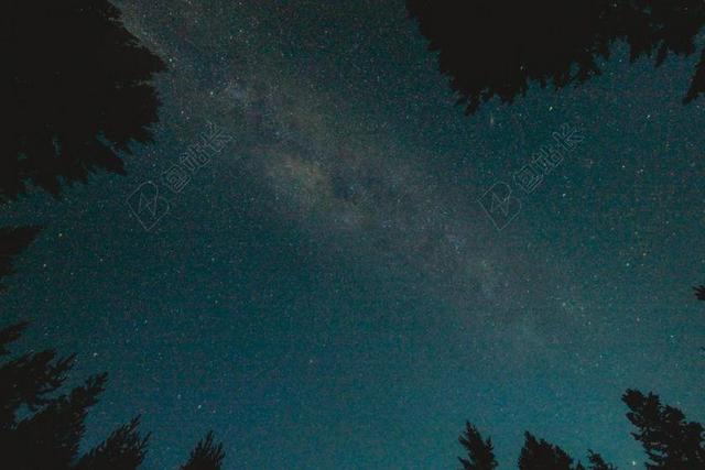 星空 太空 空间  夜晚 晚上 黑夜 黑暗 灯光 霓虹灯 天空 夏日 夏季 热情 树木 丛林 森林 书 书籍 阅读 加拿大 城市 城市生活 现代化 山 山峦 山峰