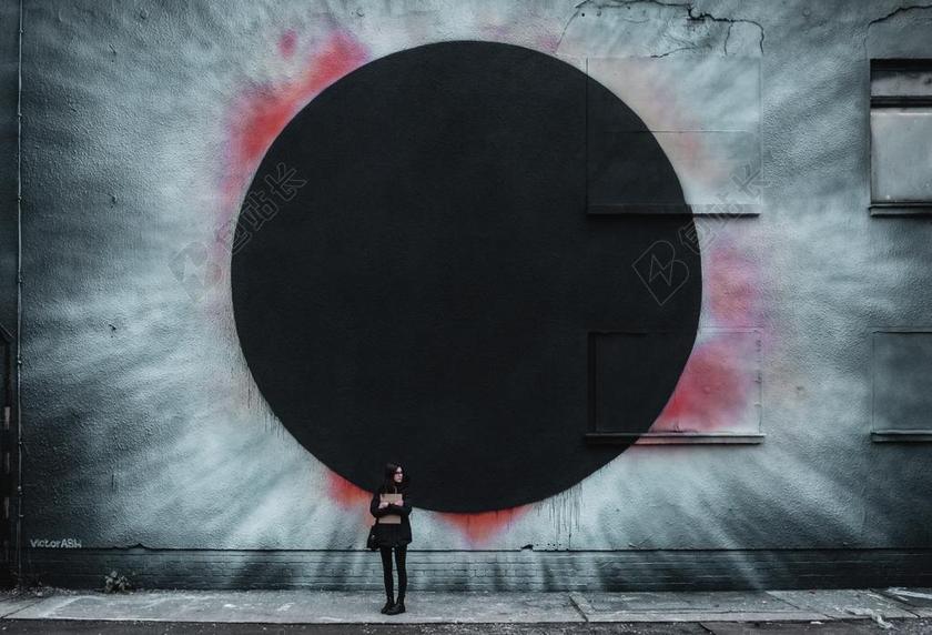 太空 空间 城市 都市 时尚 现代化 美女 丽人 优雅 美丽 漂亮 女孩 女人 女性  墙 围墙 表面 隔阂 背景  冒险 探险 远足 度假 旅游 休闲 挑战 极限运动 开心 喜悦 笑话 开怀大笑 房间 卧室 家 休闲 家居 女孩 少女 姑娘 美丽 全身像 人物 人群 风土人情 工作 职业 职场 商务 黑色 暗色 黑白 昏暗