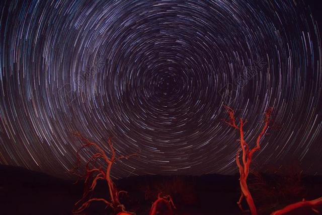 星空 太空 空间  星空 星星 闪光 明星  夜晚 晚上 黑夜 黑暗 灯光 霓虹灯  风景 风光 美景 田园 山水 灯光 光线 激光 打火机  纹理 组织 材料 花纹 树木 丛林 森林 书 书籍 阅读 自然 环境 树 树木 树林 森林