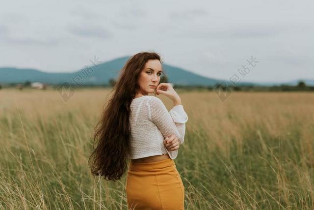 草原上棕发的女人背景图片