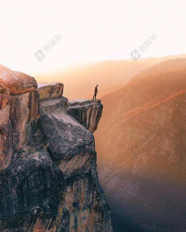 清晨金色的阳光和探险者背景图片