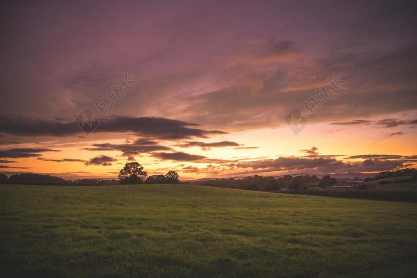 风景 风光 美景 田园 山水  日落 夕阳 太阳 夏日 夏季 热情 天空  树木 丛林 森林 草地 草坪 草丛 自然 环境  云 云朵 天空 钟 时钟 时间 树 树木 树林 森林