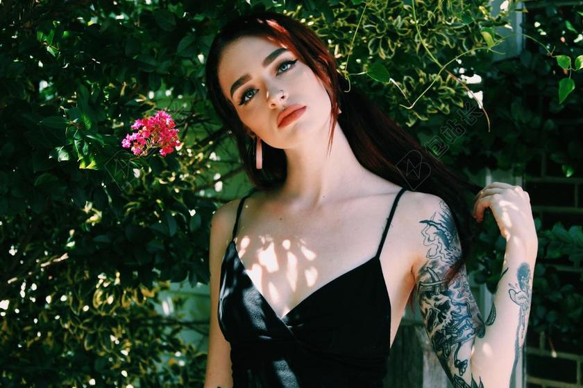 城市 都市 时尚 现代化  美女 丽人 优雅 美丽 漂亮 女孩 女人 女性 灯光 光线 激光 打火机  肖像 人物特写 画像  女孩 少女 姑娘 美丽 全身像  人物 人群 风土人情