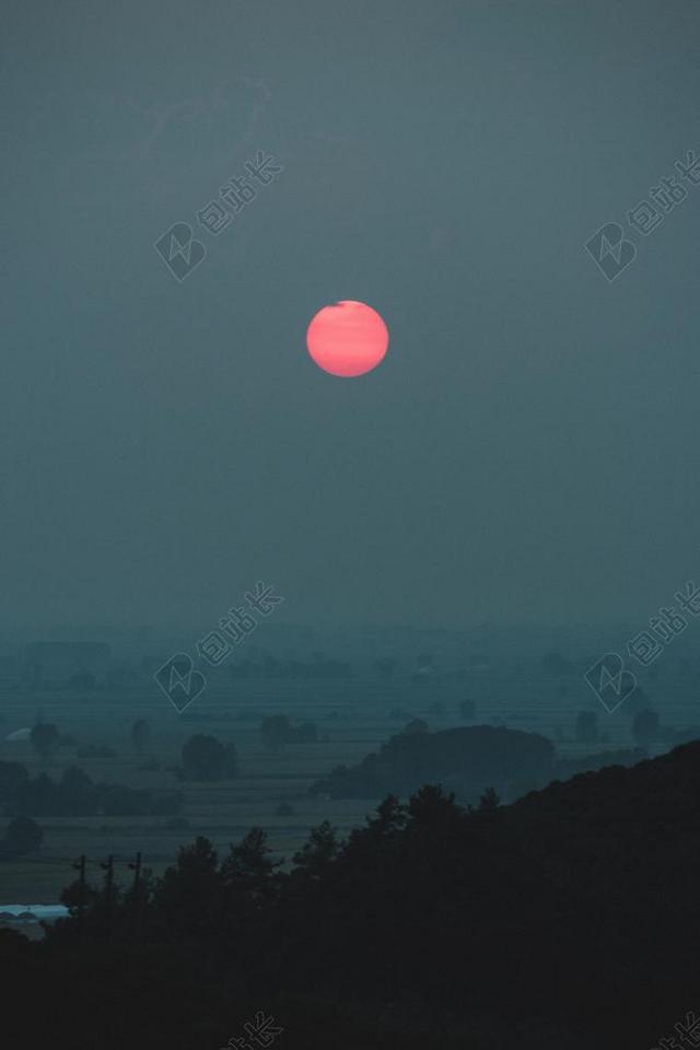 日落 夕阳 太阳 山 山峰 顶峰 景色 旅行 旅游 行程 度假 休闲 度假 假日 天空 树木 丛林 森林 自然 环境 海 海水 大海  云 云朵 天空 树 树木 树林 森林 日本 城市 现代生活 黑色 暗色 黑白 昏暗 山 山峦 山峰