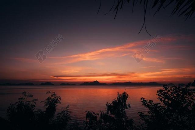 风景 风光 美景 田园 山水 日落 夕阳 太阳 树木 丛林 森林 书 书籍 阅读 海 海水 大海 自然 环境 云 云朵 天空 雨 下雨 惬意  树 树木 树林 森林