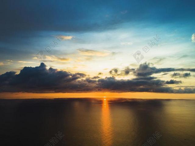 日落 夕阳 太阳  美女 丽人 优雅 美丽 漂亮 女孩 女人 女性  天空 海 海水 大海 自然 环境 雨 下雨 惬意