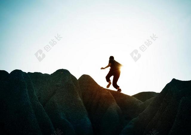 清晨的阳光和青年背影背景图片