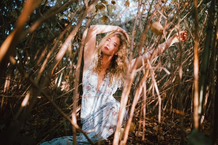 美女 丽人 优雅 美丽 漂亮 女孩 女人 女性 开心 喜悦 笑话 开怀大笑 家 家园 家居 故乡 美丽 休闲  肖像 人物特写 画像 女孩 少女 姑娘 美丽 树木 丛林 森林 自然 环境 秋天 秋日 全身像 树 树木 树林 森林 人物 人群 风土人情 童年 回忆 记忆 服装 服饰 流行 女性 女士 美丽 女人