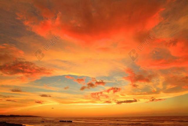 日落 夕阳 太阳 灯光 光线 激光 打火机 天空  沙滩 海滩 云 云朵 天空